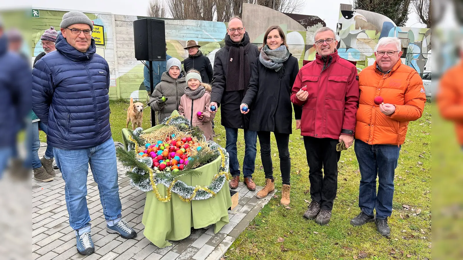 Spendenübergabe mit (von li) Michael Gerstner, Leopold und Käthe, Bernhard Seidenath, Martina Reuter, Anton Kiemer und Ludwig Szilard. (Foto: Isaria)