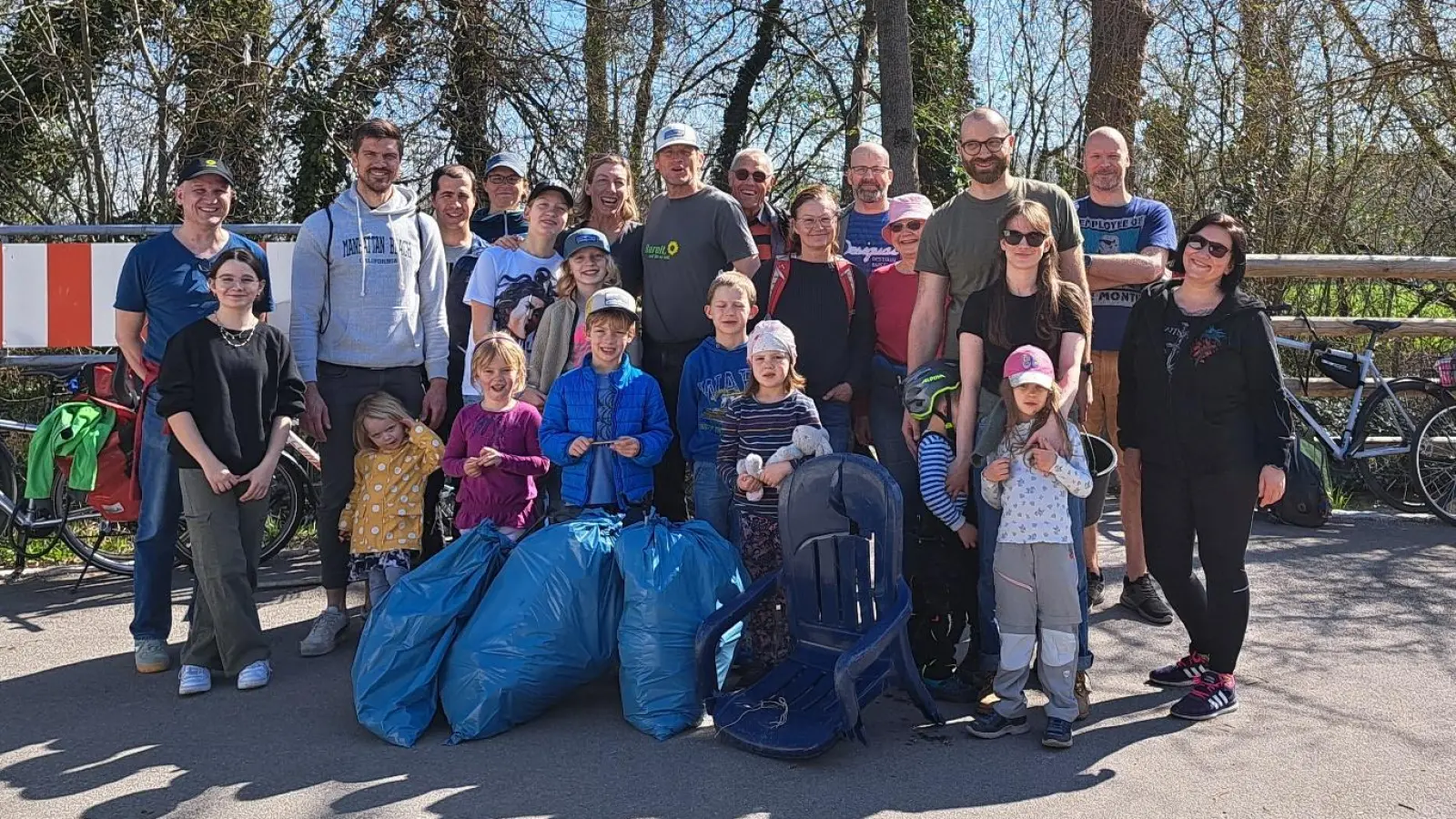 Die Gruppe der Grünen Karlsfeld sammelte an der Würm in der Rothschwaige Müll. (Foto: Grünen Karlsfeld)
