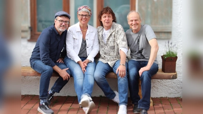 Schmidtanand sind Karin Hoisl-Schmidt (Gesang, Texte), Tom Schmidt (Gitarre), Rolf Frederic Berger (Schlagzeug) und Stefan „Stam“ Diemer (E-Bass). (Foto: Helga Diemer)