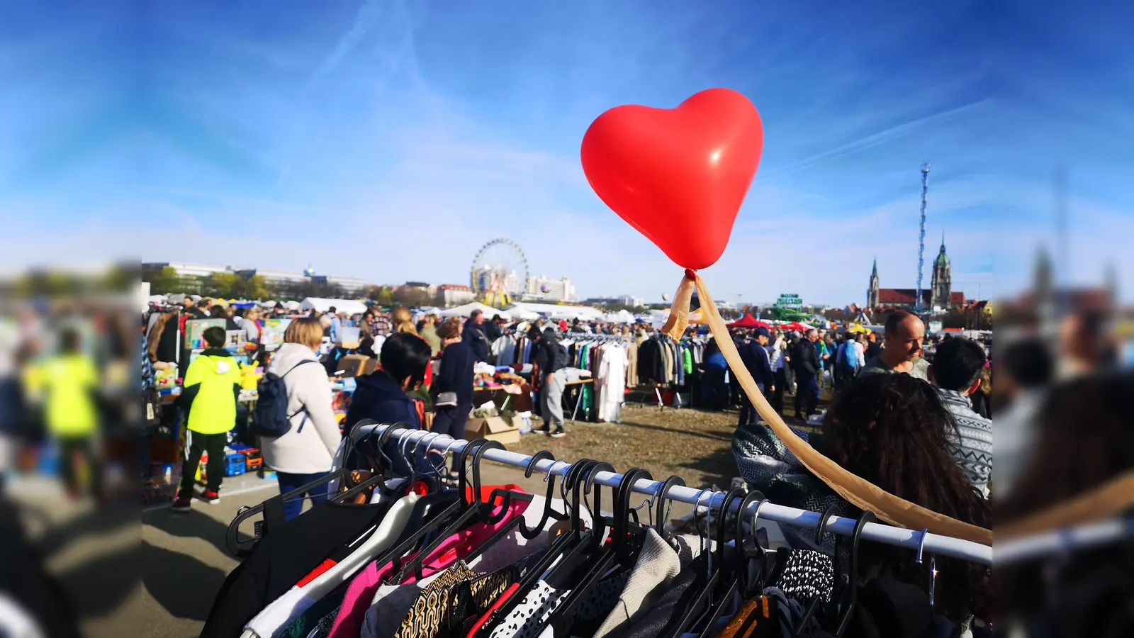 Der bebliebte BRK-Flohmarkt findet wieder am 1. Samstag des Frühlingsfestes, am 20. April, statt.  (Foto: Michael Anft)