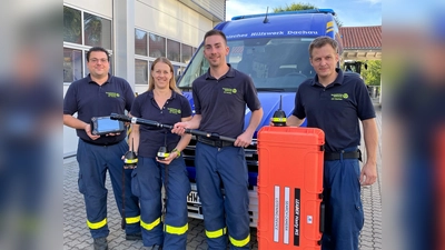 Übergabe des neuen Ortungsgeräts (von li) Zugführer Marco Illmann, Saskia Seeger, Quirin Rosenmüller und Andreas Schultes.<br><br> (Foto: THW Dachau)