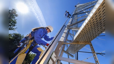 Techniker montieren einen Stahlgittermast. So einer wird auch in Oberroth gebaut. (Foto: Deutsche Funkturm / Norbert Ittermann)