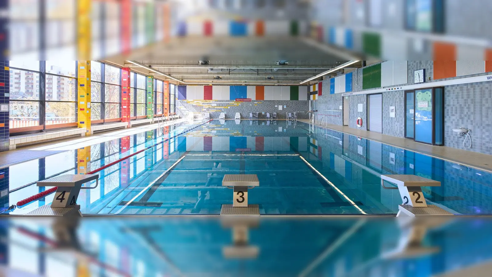 Das Hallenbad in Karlsfeld mit allen Kräften retten - das fordern SPD mit MdB Michael Schrodi.  (Foto: www.karlsfeld.de)