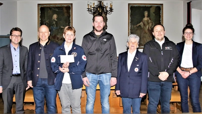 Spendenübergabe mit (von li) OB Florian Hartmann, Christian Naumann, Angelika Gumowski, Gudrun Boer, Christian Hefele, Timo Weiersmüller und Jesabel Künzel. (Foto: Stadt Dachau)