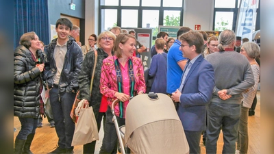 In lockerer Atmosphäre kamen die neu Zugezogenen schnell ins Gespräch mit OB Florian Hartmann. (Foto: Stadt Dachau)