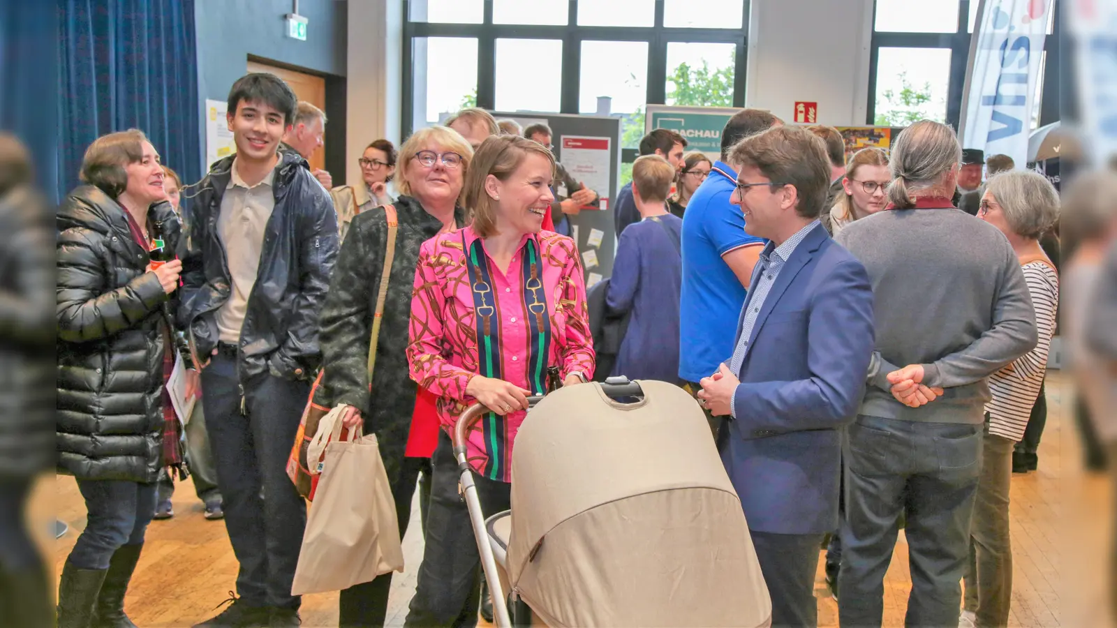 In lockerer Atmosphäre kamen die neu Zugezogenen schnell ins Gespräch mit OB Florian Hartmann. (Foto: Stadt Dachau)