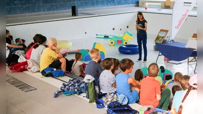 Rund 150 Kinder fieberten im Hallenbad mit bei der Lesung mit Sandra Niermeyer. (Foto: Stadt Dachau)