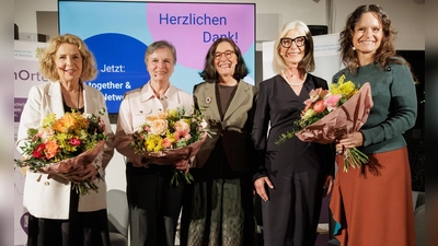  Sozialministerin und Frauenbeauftragte Ulrike Scharf (2.v.r.) mit (v.l.n.r.) Schauspielerin Michaela May, der Präsidentin des Bayerischen Landesfrauenrats Monika Meier-Pojda, Verlegerin Dr. Elisabeth Sandmann und Moderatorin Sylvia Griss (r.). (Foto: Martina Nötel)