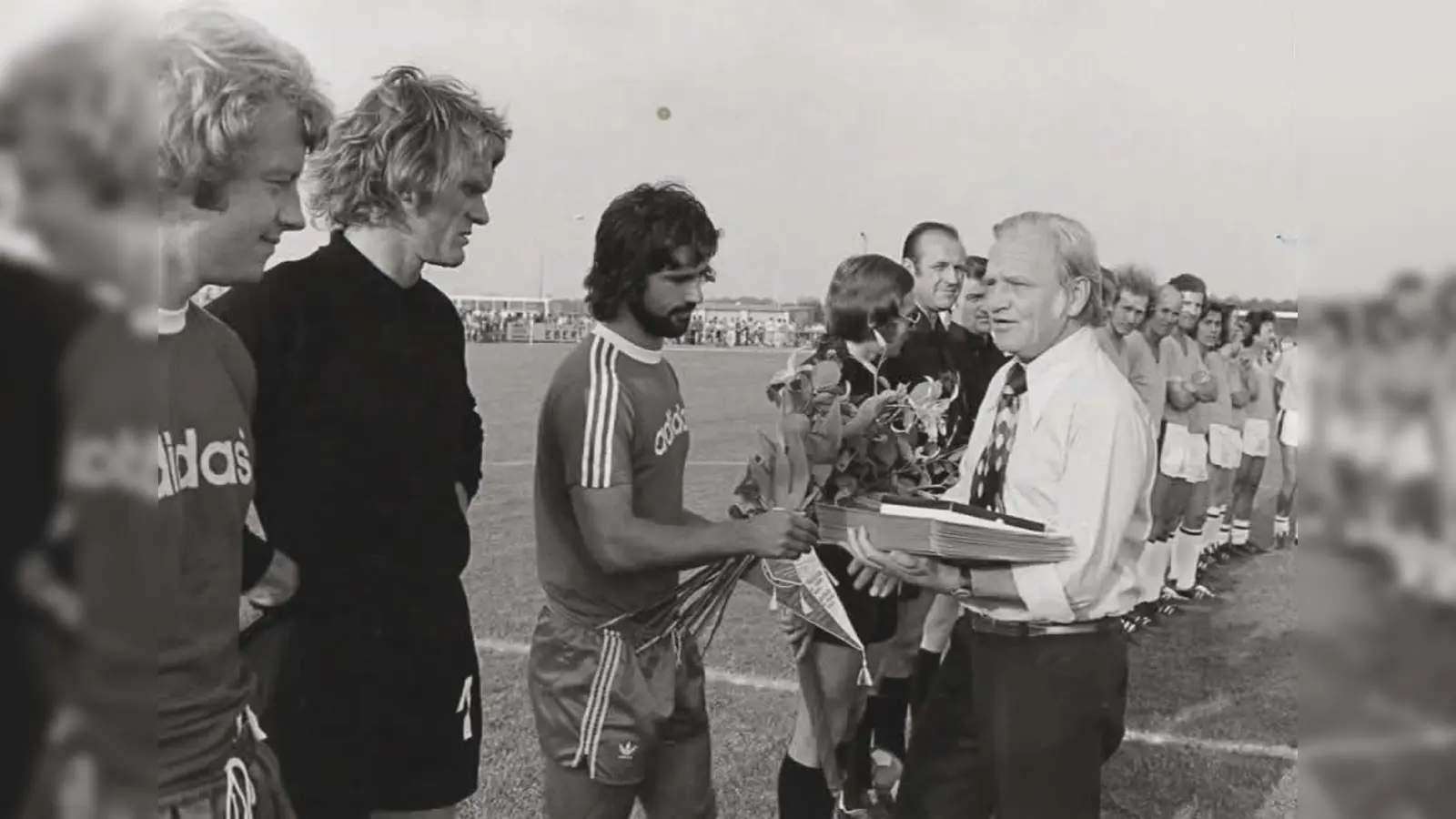 Sportliche Höhepunkte der Vereinsgeschichte waren die Gastspiele des FC Bayern München 1974 (Bild) und 1998; in jenem Jahr war auch 1860 München zu Gast. (Foto: TSVE)
