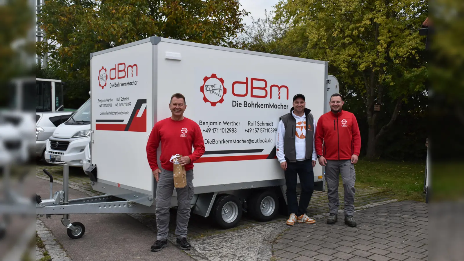 Der Vereinsvorsitzende Marcus Ölsner (mi) begrüßt Ralf Schmidt (li) und Benjamin Werther (re) als neue Mitglieder. (Foto: coe)