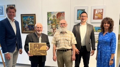Freuen sich über die Ausstellung in der VR Bank Dachau (v.l.): Bankvorstand Klaus Berger, Richard Wallner mit einem Linolschnitt, Stadtarchivar Andreas Bräunling, Bereichsleiter Vertriebsentwicklung Andreas Hohler und Marketingreferentin Michaela Steiner.<br>  (Foto: VR Bank Dachau)