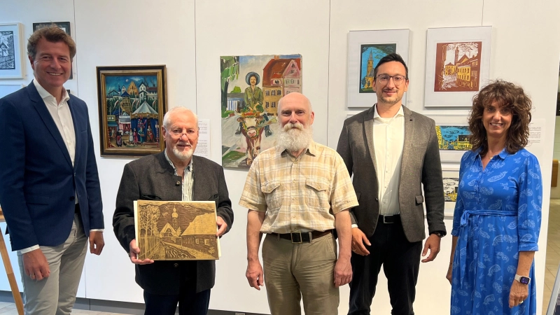Freuen sich über die Ausstellung in der VR Bank Dachau (v.l.): Bankvorstand Klaus Berger, Richard Wallner mit einem Linolschnitt, Stadtarchivar Andreas Bräunling, Bereichsleiter Vertriebsentwicklung Andreas Hohler und Marketingreferentin Michaela Steiner.<br>  (Foto: VR Bank Dachau)