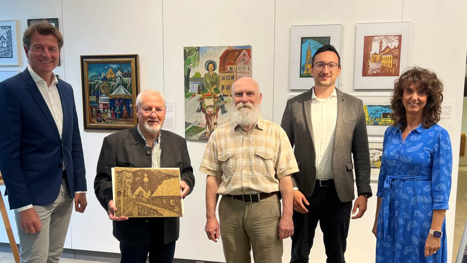 Freuen sich über die Ausstellung in der VR Bank Dachau (v.l.): Bankvorstand Klaus Berger, Richard Wallner mit einem Linolschnitt, Stadtarchivar Andreas Bräunling, Bereichsleiter Vertriebsentwicklung Andreas Hohler und Marketingreferentin Michaela Steiner.<br>  (Foto: VR Bank Dachau)