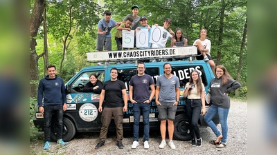 Mit ihrem berühmten Teambus überbrachten die Chaoscityriders die Spende. (Foto: Miriam Kohr)