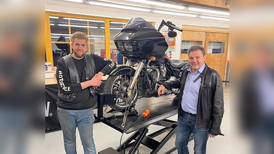 Bürgermeister Zech (re) und Maximilian Taubinger mit seiner Harley, seinem größten Hobby, . (Foto: Gemeinde Pfaffenhofen a.d. Glonn)