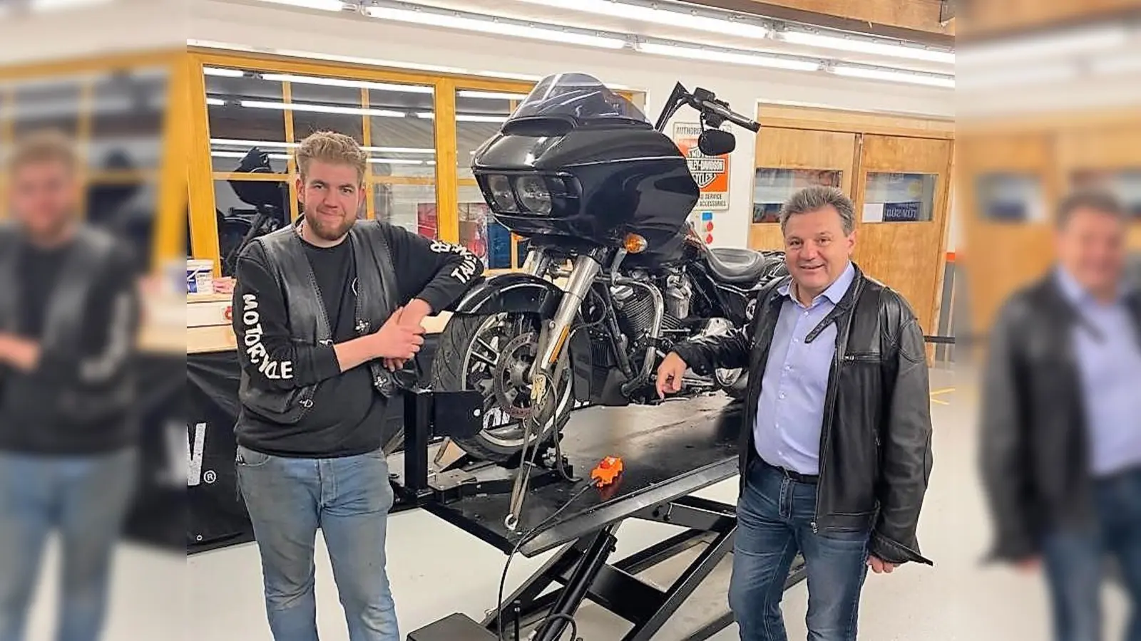 Bürgermeister Zech (re) und Maximilian Taubinger mit seiner Harley, seinem größten Hobby, . (Foto: Gemeinde Pfaffenhofen a.d. Glonn)