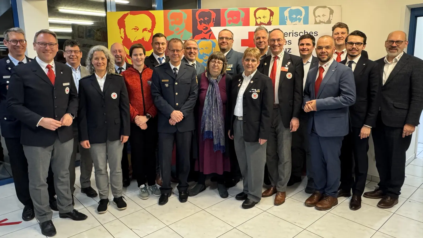 Die BRK-Vorstandschaft mit den Förderern und Freunden, den Ehrenamtlichen und Vertretern der befreundeten Blaulichtorganisationen (v. l.). (Foto: BRK - Kreisverband Dachau)