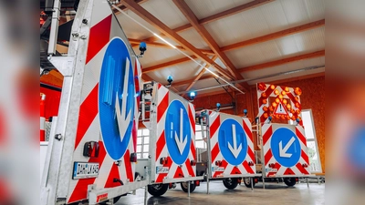 Der Landkreis Dachau hat vier neue Verkehrssicherungsanhängern für die Bundesstraßen und -autobahn im Kreisgebiet angeschafft.  (Foto: KBI Dachau)