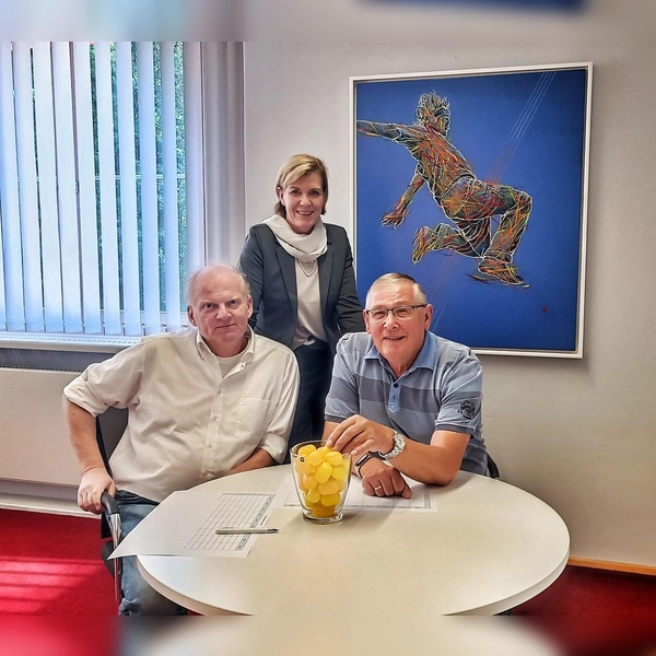 Joachim Stehr, Susanne Allers und Alfred Reiner (v. l.) bei der Auslosung der Vorrundengruppen. (Foto: Sparkasse)