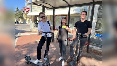 Constantin Scherf (von li), Julia Pfisterer und Roman Drozd sind die ersten Auszubildenden der VR Bank Dachau, die das neue Angebot nutzen. (Foto: VR Bank Dachau)