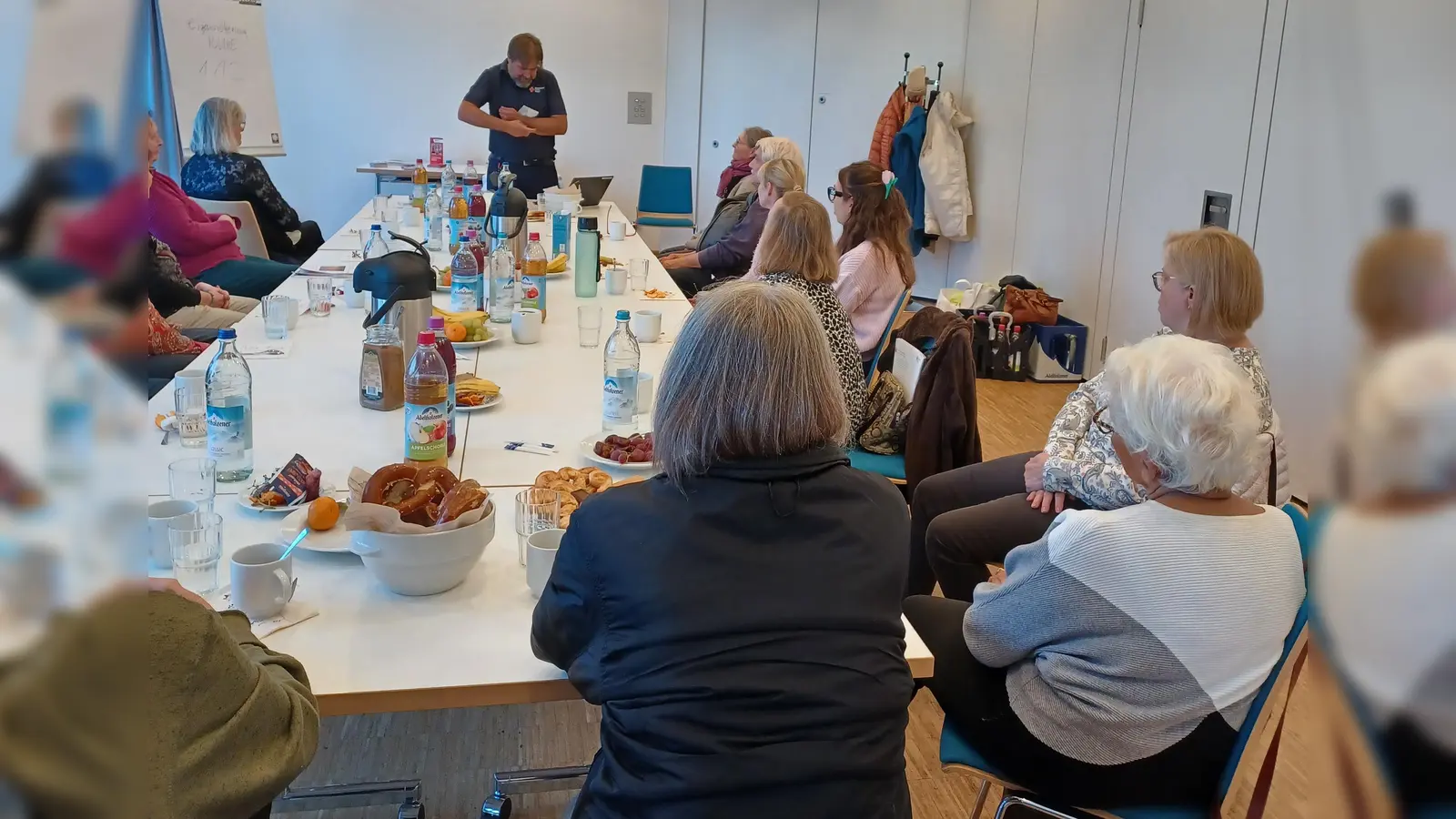 Die Teilnehmenden lernten, wie sie in Notfällen richtig reagieren. (Foto: Caritas-Zentrum)