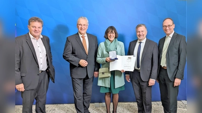 Gertraud Kranzberger, Innenminister Joachim Herrmann (2. von li) und die Ehrengäste nach der Auszeichnung. (Foto: privat)