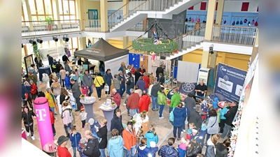 Gut besuchte Kleine Erdweger Gewerbschau in der Aula der Grund- und Mittelschule. (Foto: Ölsner Werbung)