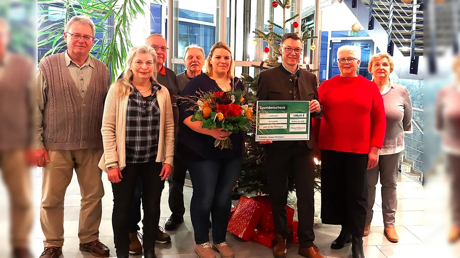 Spendenübergabe mit (von li) Gerhard Koch, Evi Richter, Raymond Simon, Helmut Westermeier, Stefanie Nottensteiner, Bürgermeister Wolfgang Hörl, Hildegard Schuster und Gislinde Immig. (Foto: Gemeinde Schwabhausen)