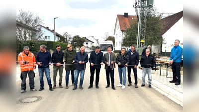 Ortsdurchfahrt frei! (von li) Albert Felber (Schweiger Straßenbau), Torsten Kohlmann (LA DAH), Sebastian Friedl und Michael Mayr (Planungsbüro Mayr), Keller Peter, (2. BGM), Helmut Zech (stv Landrat), Franz Obesser (BGM Markt Indersdorf), Christian Schweiger und Robert Kirnberger (beide Schweiger Straßenbau) und Bernhard Fritz (LA DAH). (Foto: LA Dachau)