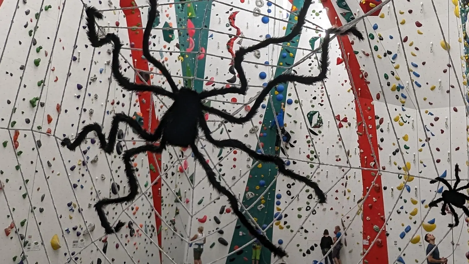 Zu Halloween verwandelte sich die Kletterhalle in eine Gruselvilla. (Foto: Naturfreunde Dachau)