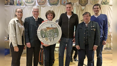Freude über die Wanderscheibe: Carolin Schäffler, Robert Schäffler, Renate Rösch, Dr. Peter Gampenrieder, Thomas Graßl und Maximilian Rösch (von links). (Foto: ÜB)