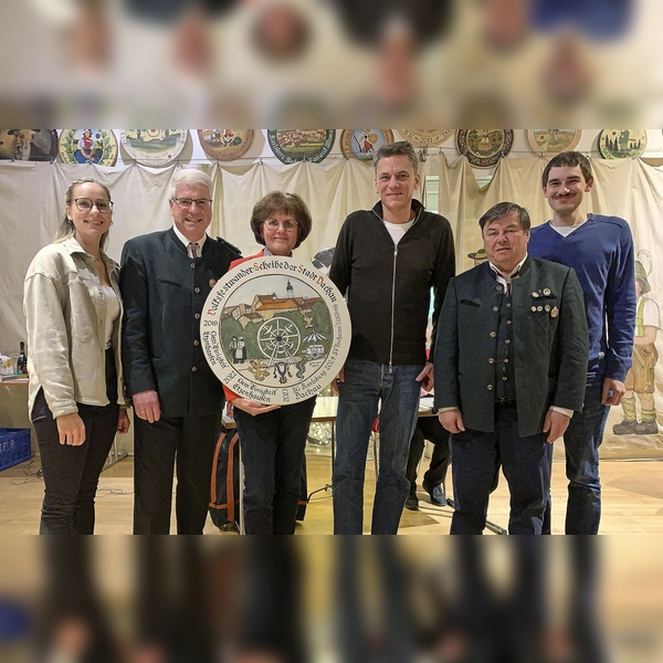 Freude über die Wanderscheibe: Carolin Schäffler, Robert Schäffler, Renate Rösch, Dr. Peter Gampenrieder, Thomas Graßl und Maximilian Rösch (von links). (Foto: ÜB)