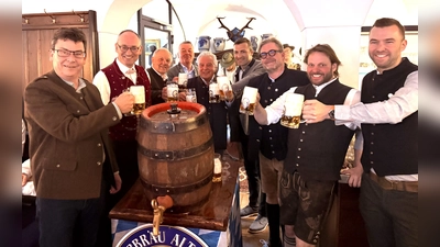 Freuen sich auf das Volksfest (von links): Franz Obesser (Erster Bürgermeister Gemeinde Markt Indersdorf), Bernhard Seidenath (MdL), Johann Groß (MdL), Willi Wiedemann (Seniorchef Kapplerbräu), Festwirt Peter Brandl, Schaustellerchef Florian Diebold, Veranstalter Josef Schuster jun., Braumeister René Schnotz und Kapplerbräu-Chef Hans Wiedemann. (Foto: Weimer & Paulus)