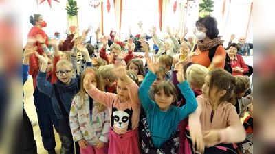 Beim Adventsbesuch im Seniorenheim war was los. (Foto: FWS)