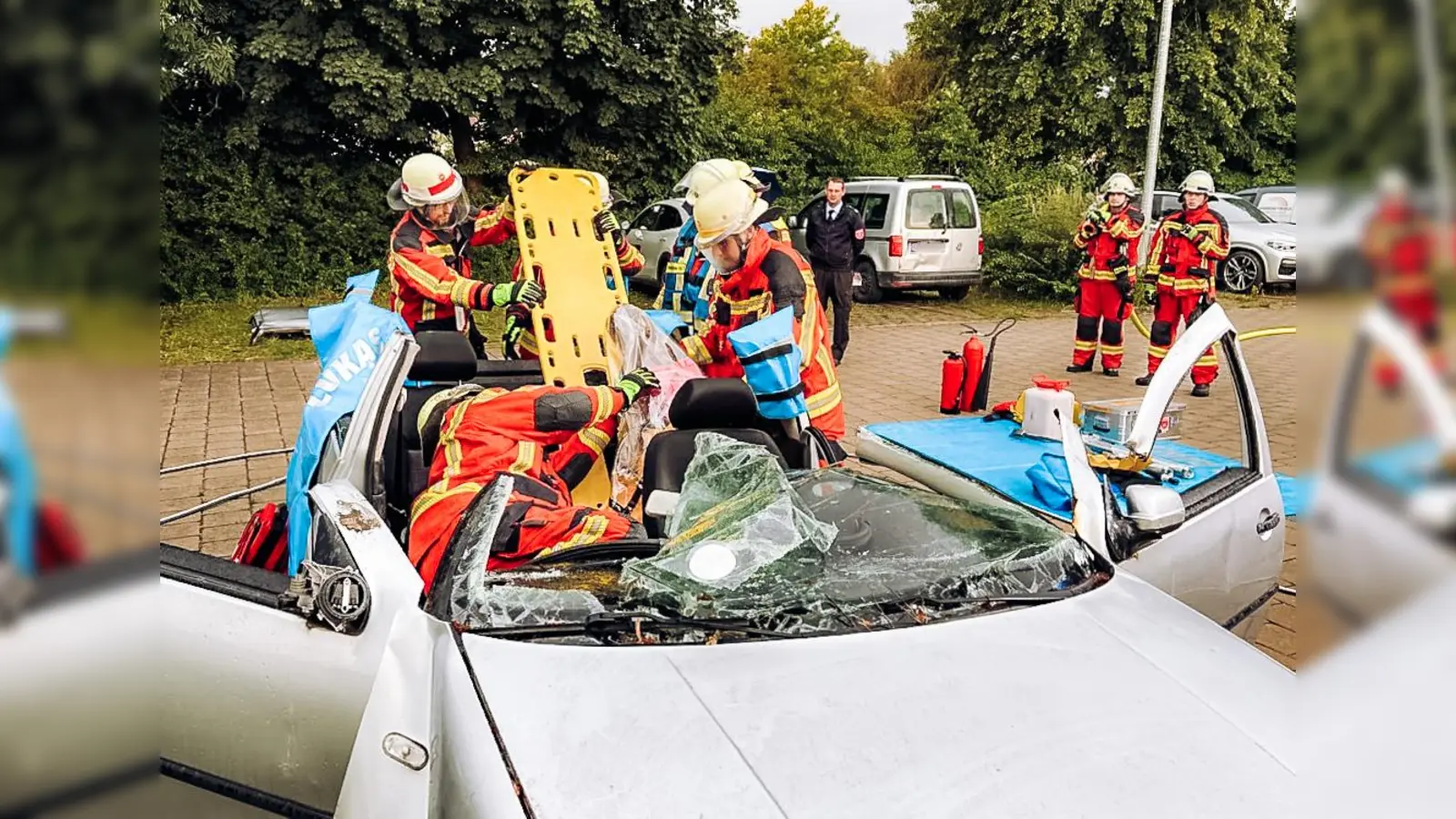 Die Trupps mussten eine im Fahrzeug eingeklemmte Person mit hydraulischem Gerät möglichst schonend bergen.  (Foto: KBI Dachau)
