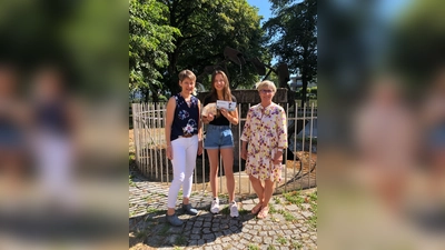 Claudia Ewald (li) und Claudia Panten (re) beglückwünschen Sarah Metz. (Foto: Sparkasse Dachau)