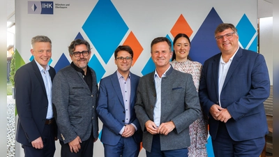 Beim Sommerempfang (von links): Jochen Wiegmann (IHK-Geschäftsstellenleiter für die Region München), Werner Mooseder (Vorsitzender des IHK-Regionalausschusses Dachau), Oberbürgermeister Florian Hartmann, IHK-Hauptgeschäftsführer Manfred Gößl, Anja Sperr (IHK-Regionalreferentin für den Landkreis Dachau) und Landrat Stefan Löwl. (Foto: IHK / HRSchulz)