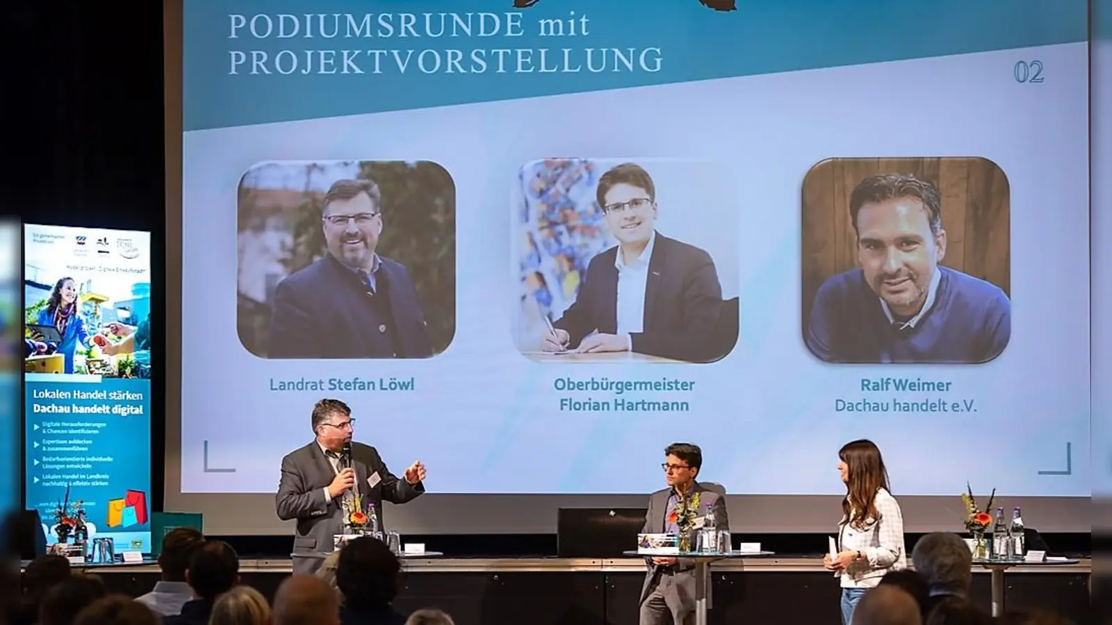 Landrat Stefan Löwl (li) und Oberbürgermeister Florian Hartmann mit Moderatorin Marisa Schneider auf dem Podium. (Foto: Dachau handelt e.V.)