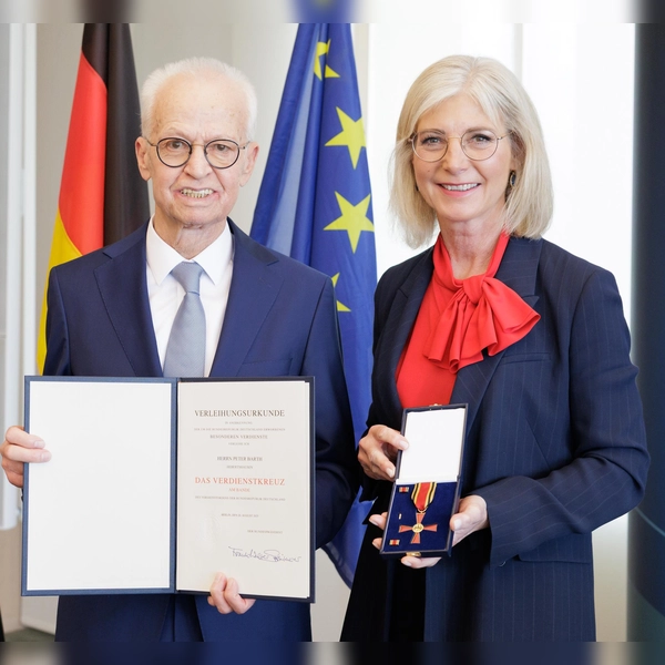 Sozialministerin Ulrike Scharf überreichte das Bundesverdienstkreuz an Peter Barth. (Foto: Martina Nötel / StmAS)
