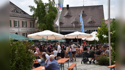 Nach dem Konzertabend wurde der Sonntag als ruhiger Wochenendausklang auf dem Marktplatz in Altomünster genossen. (Foto: Marcus Ölsner)