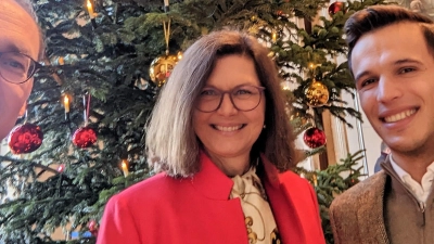 Bernhard Seidenath (li) und Ilse Aigner freuen sich über den prächtigen Christbaum vom Grafen von Hundt. (Foto: privat)