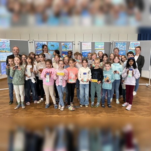 Die Preise für die Grundschüler überreichten der Geschäftsstellenleiter der VR Bank in Haimhausen, Helmut Steger (links), die Vermögens- und Vorsorgeberaterin Paula Neisser (rechts) und die Lehrerin Linda Bartenschlager (hinten links).  (Foto: VR_Bank)