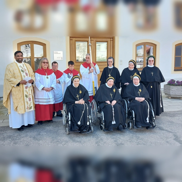 Bewegende Feier: Pater Shaju Chacko Sali, Ministranten, Generaloberin Sr. M. Gabriele Konrad, Sr. M. Kuniberta Aschbichler und Sr. M. Regina Greimel (hintere Reihe von links) sowie Sr. M. Ruperta Fischer, Sr. M. Fridolinde Hainzlmaier und Sr. M. Dionysia Leopold (vorne von links).<br>  (Foto: Franiskanerinnen)