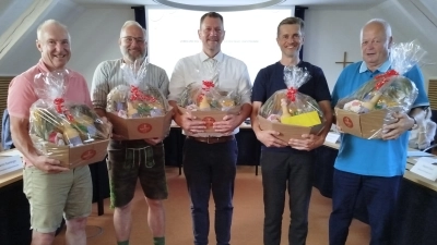 Zum Abschied ein großes Dankeschön: (von links): Simon Wallner, Josef Märkl jun., Robert Axtner, Richard Reischl, Ferdinand Schmid sen. (Foto: LT)