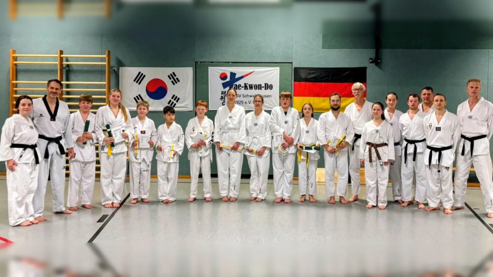 Zehn Schüler legten erfolgreich ihre Gürtelprüfung ab. (Foto: TSV Schwabhausen)