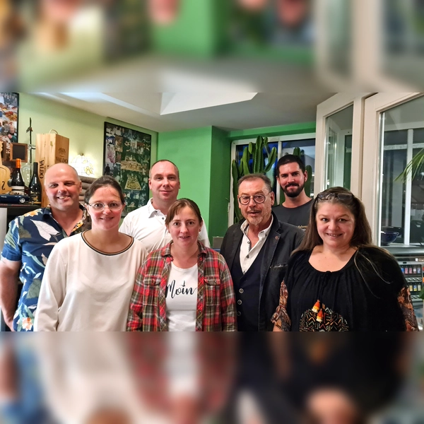 Der Vorstand des Erdweger Gewerbevereins (von li): Martin Wagner, Carolin Ölsner, Marcus Ölsner (1. Vorstand), Dinah Pfeiffer (zurück getreten), Dieter Grüning (neu: Kassier), Philipp Zuber (2. Vorstand) und Tamara Berger (Schriftführer). (Foto: coe)