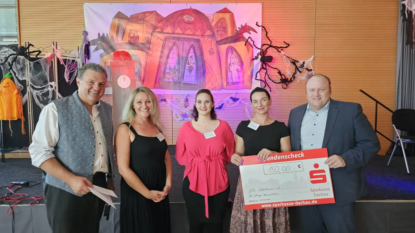 Helmut Zech (1. Bgm. Pfaffenhofen), Dragana Thibaut (Leitung Bücherei Odelzhausen), Mona Stoll (2. Vorsitzende der VHS), Anett Koch (Geschäftsführerin VHS), Markus Trinkl (1. Bgm. Odelzhausen)<br>  (Foto: vhs)