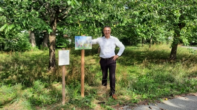 Bürgermeister Wolfgang Hörl dankt den kleinen Künstlern für die wunderschönen Gemälde. (Foto: Gemeinde Schwabhausen)