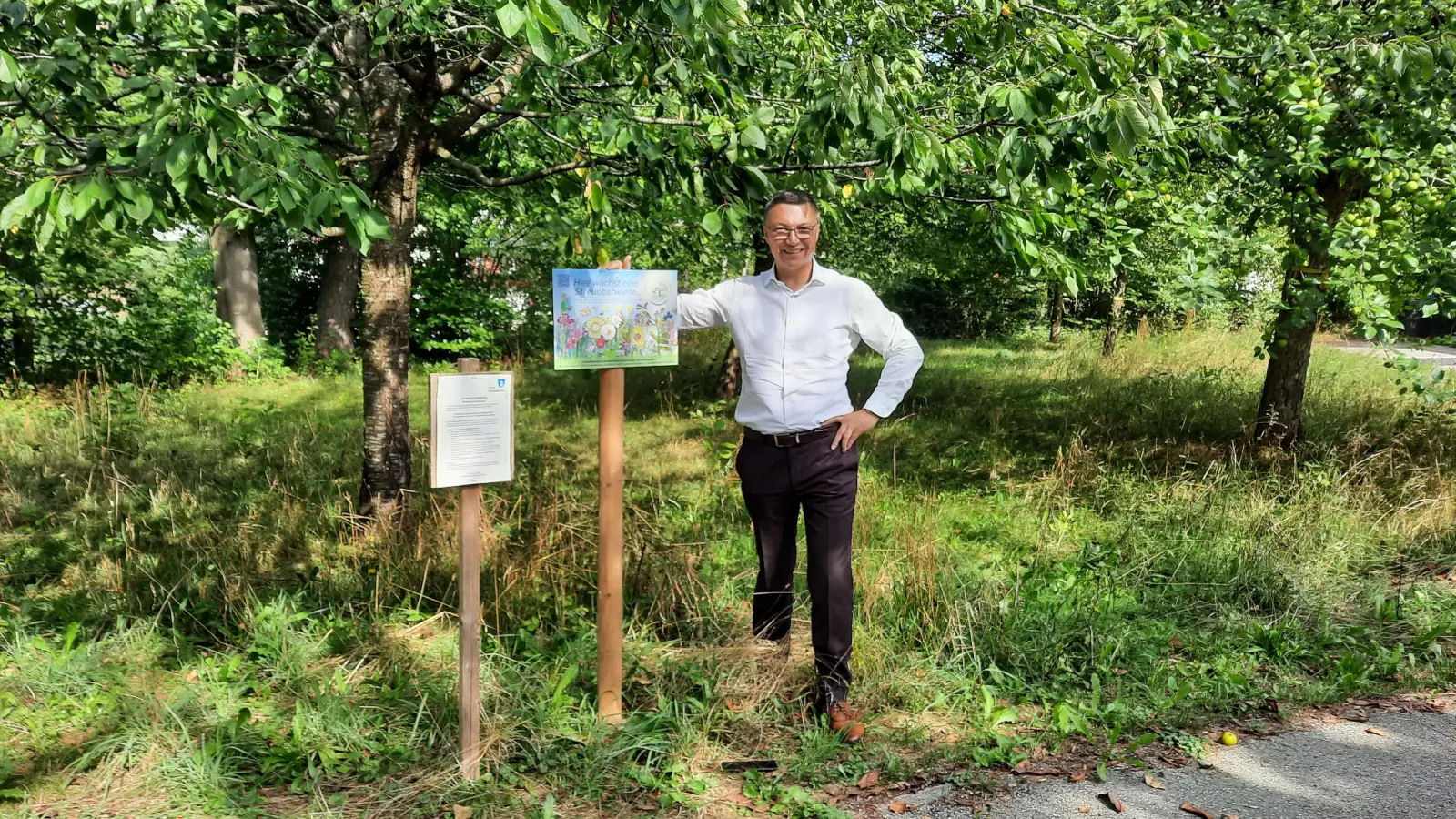 Bürgermeister Wolfgang Hörl dankt den kleinen Künstlern für die wunderschönen Gemälde. (Foto: Gemeinde Schwabhausen)
