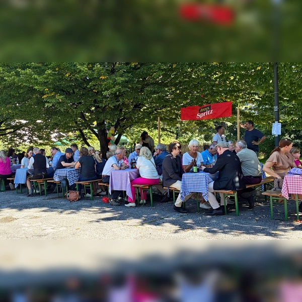 Gemütlich saßen die Besucher des Familienfestes im Schatten. (Foto: Pfarrverband Dachau - St. Jakob)